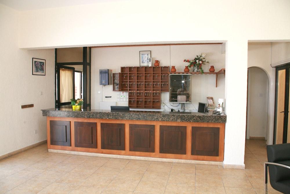 New York Plaza Hotel Apartments Paphos Exterior foto