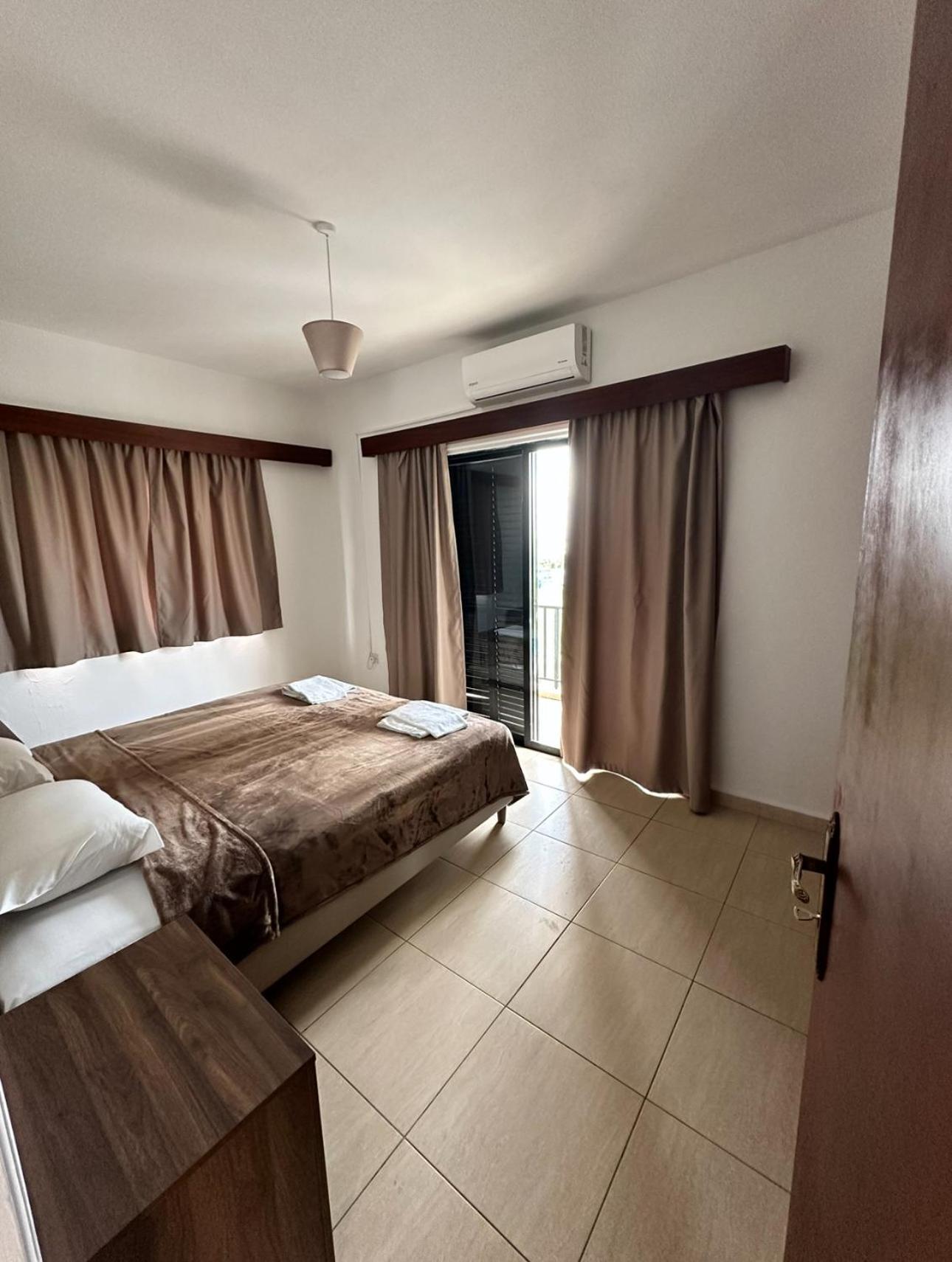 New York Plaza Hotel Apartments Paphos Exterior foto