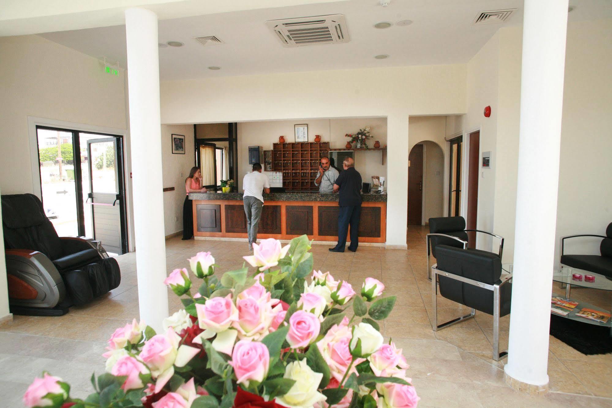 New York Plaza Hotel Apartments Paphos Exterior foto